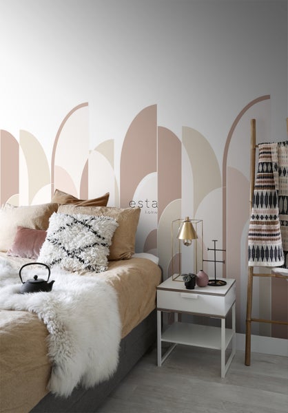 Schlafzimmer mit geometrischer Tapete, Bett, Nachttisch und dekorativer Leiter