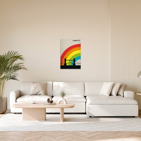 Wohnzimmer mit einem Wandbild von London und einem Regenbogen