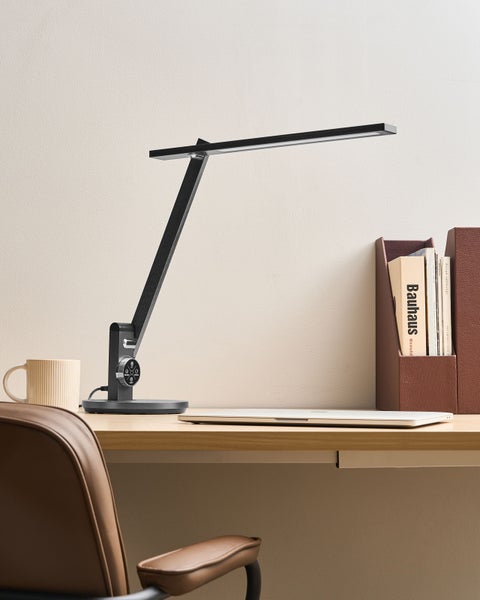 Schreibtisch mit LED-Tischleuchte, Laptop und Bücherregal für Bürobedarf