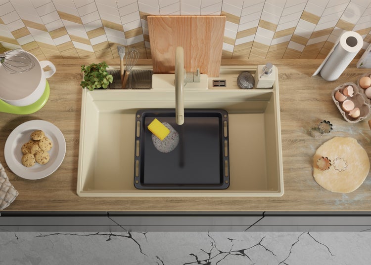 Küchenszene mit Spüle, Backblech, Spülmittel und Lebensmitteln auf der Arbeitsfläche