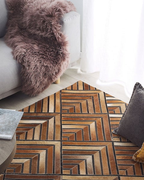 Dekoratives Wohnambiente mit Teppich, Sofa und Wohnaccessoires