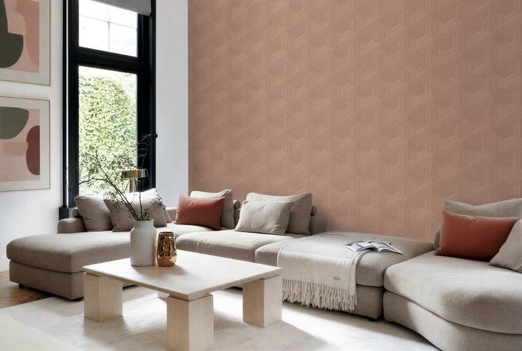 Wohnzimmer mit gemusterter Tapete, Sofa und Couchtisch