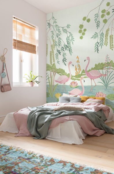 Schlafzimmer mit Doppelbett und Flamingo-Tapete