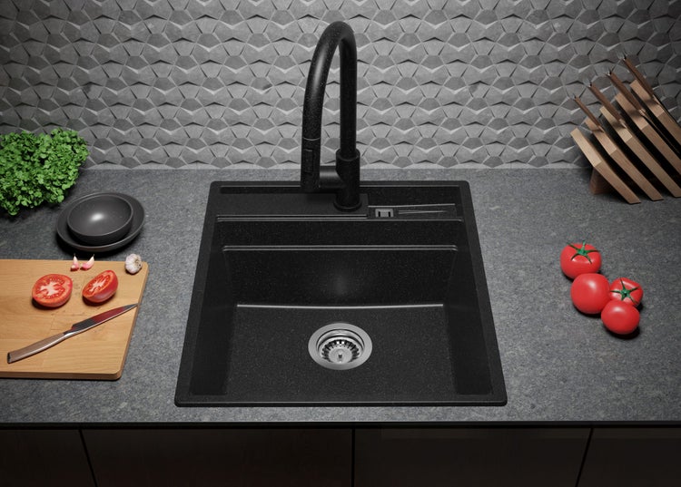 Schwarze Küchenspüle mit Armatur auf einer Arbeitsplatte