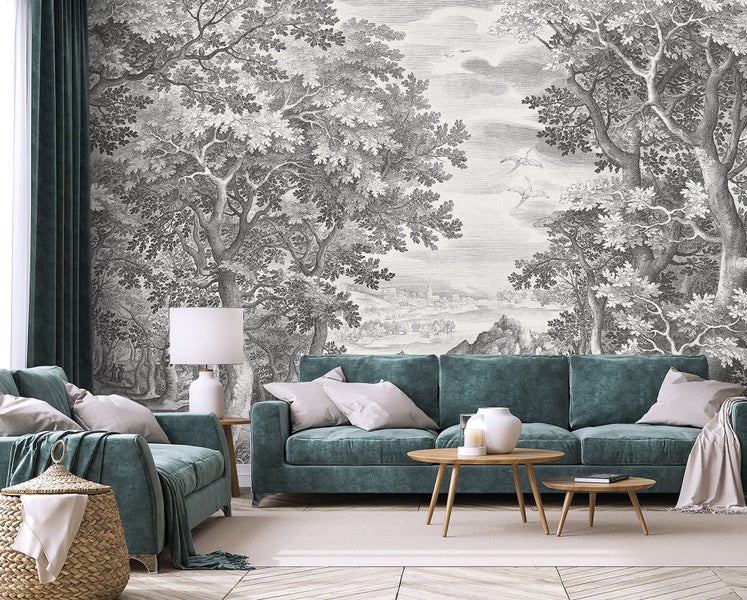 Wohnzimmer mit Sofa, Sessel und einer Tapete mit Waldmotiv