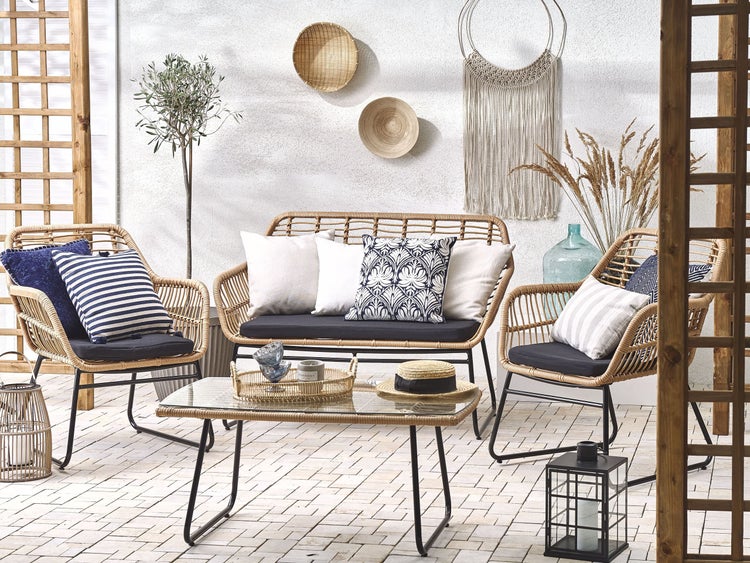 Terrasse mit Rattansitzgruppe, Glastisch und dekorativen Accessoires