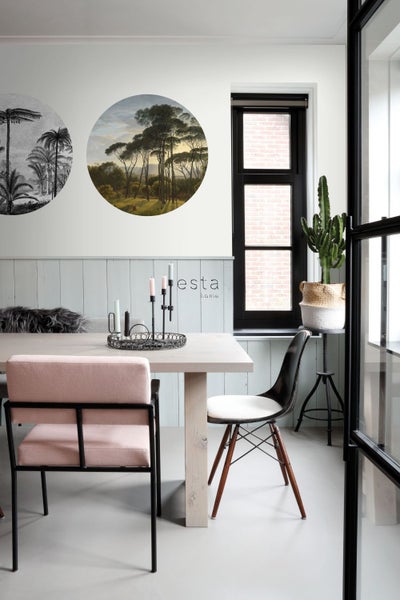 Esszimmer mit Tisch, Stühlen und Wanddekoration mit Landschaftsmotiven