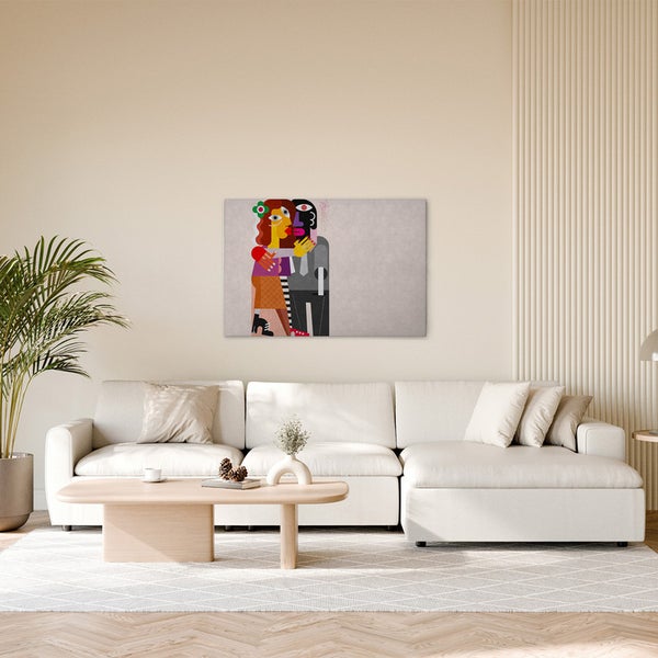 Wohnzimmer mit Sofa und einem Wandbild mit zwei sich umarmenden Menschen