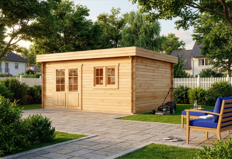 Modernes Gartenhaus aus Holz mit Flachdach, Doppeltür und Fenster auf einer gepflasterten Terrasse in einem hellen Garten.