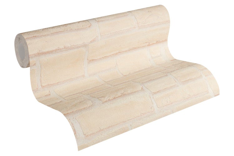 Schreibtisch mit Lampe, Stuhl und Dekoration vor einer Wand in Steinoptik