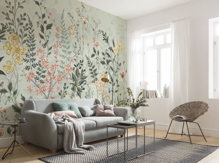 Wohnzimmer mit floraler Tapete, Sofa, Tisch und Stuhl