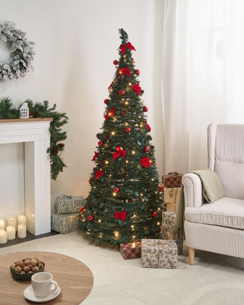 Abmessungen des Weihnachtsbaums: 210 cm hoch, Durchmesser 130 cm