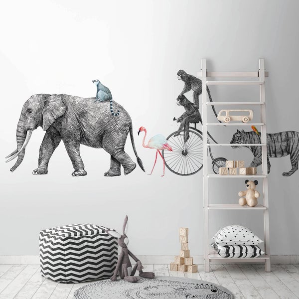 Wandsticker Set mit Tieren wie Elefant, Flamingo und Tiger in einem hellen Kinderzimmer mit Regal und Sitzsack.