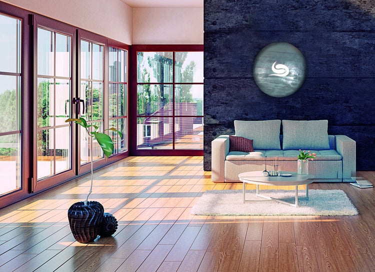 Helles Wohnzimmer mit Sofa, Tisch, Teppich und Terrassentür