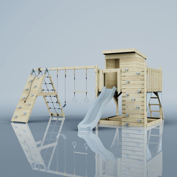 Kinderspielplatz aus Holz mit zwei Kletterwänden, einer Schaukel, einem Trapez mit Ringen, einem Spielturm mit Dach und einer Rutsche.