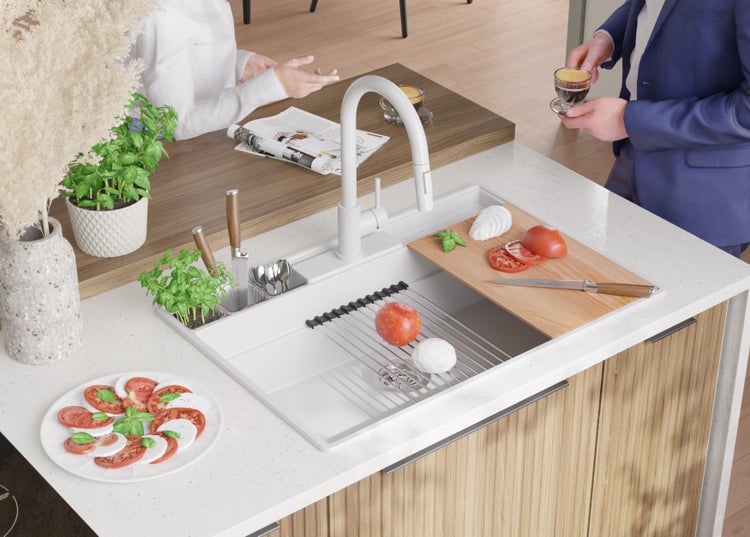 Küchenszene mit Spüle, Armatur, Schneidebrett, Zutaten für Caprese und zwei Personen