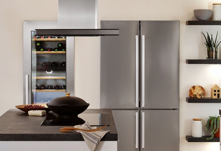 Grüne Kegelzypresse im Gartenbeet