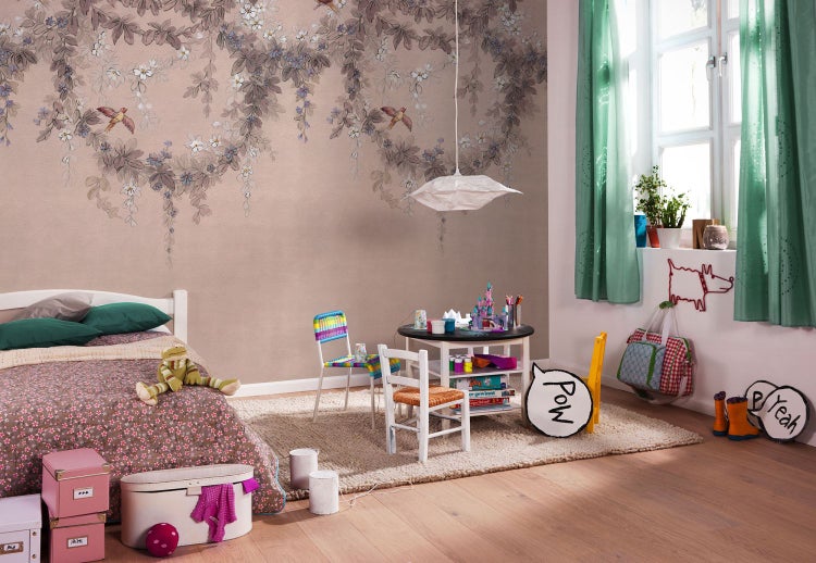 Kinderzimmer mit floraler Tapete, Bett, Tisch und Stühlen.