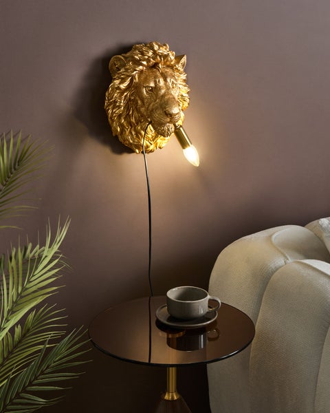 Wandleuchte in Form eines goldenen Löwenkopfes mit Glühbirne