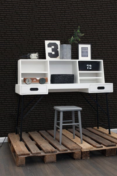 Szene mit einem Schreibtisch mit Aufbewahrungsmöglichkeiten, einem Hocker und einer Palette.