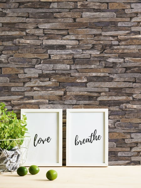 Dekoratives Interieur mit einer Couch und einer Steinwandtapete