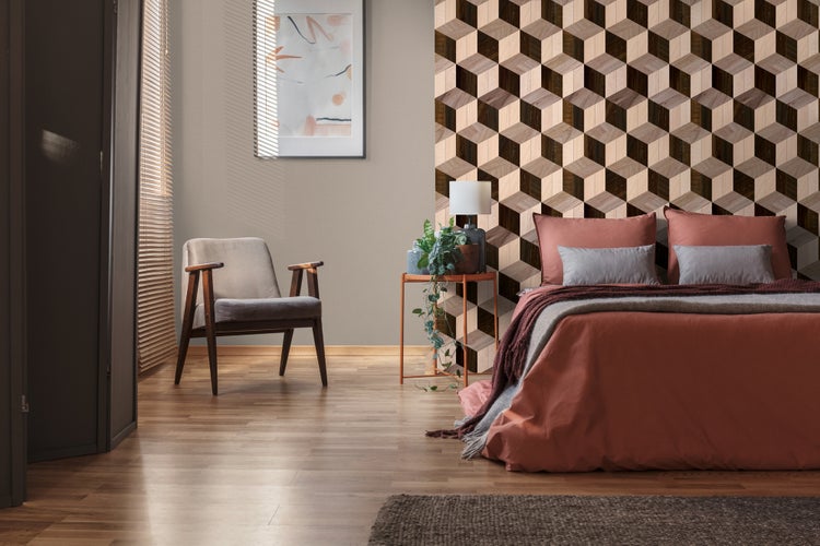 Modernes Schlafzimmer mit 3D-Tapete in Holzoptik mit Würfelmuster, Bett mit terracottafarbener Bettwäsche und Holzboden.