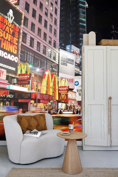 Wohnzimmer mit Sessel, Beistelltisch und New York Tapete