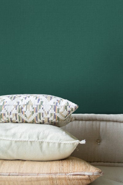 Dekokissen auf einem Sofa mit gesteppter Rückenlehne