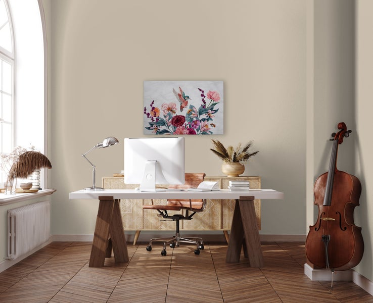 Helles Arbeitszimmer mit Schreibtisch, Computer, Blumenwandbild und Kontrabass, ergänzt durch ein Sideboard mit dekorativen Trockenblumen.