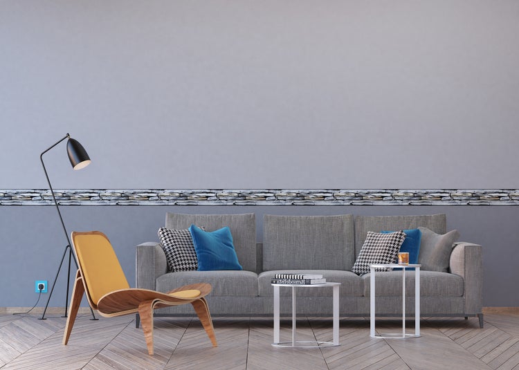 Wohnzimmer mit Sofa, Sessel, Tisch und Stehlampe