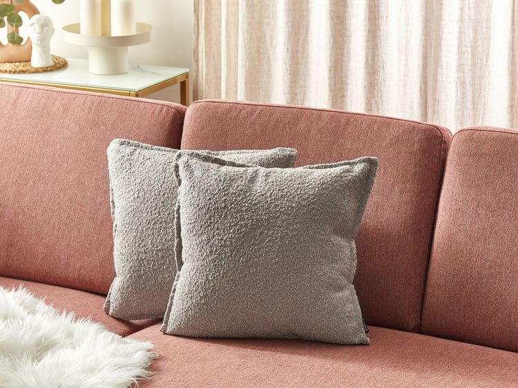 Zwei quadratische Dekokissen aus strukturiertem Stoff