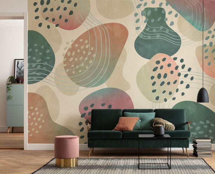 Wohnzimmer mit Sofa, Beistelltisch und abstrakter Tapete