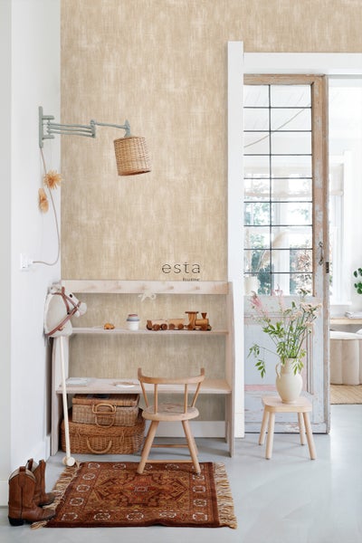 Dekoratives Kinderzimmer mit Holzregal, Spielzeug, Teppich und Esta Home Tapete