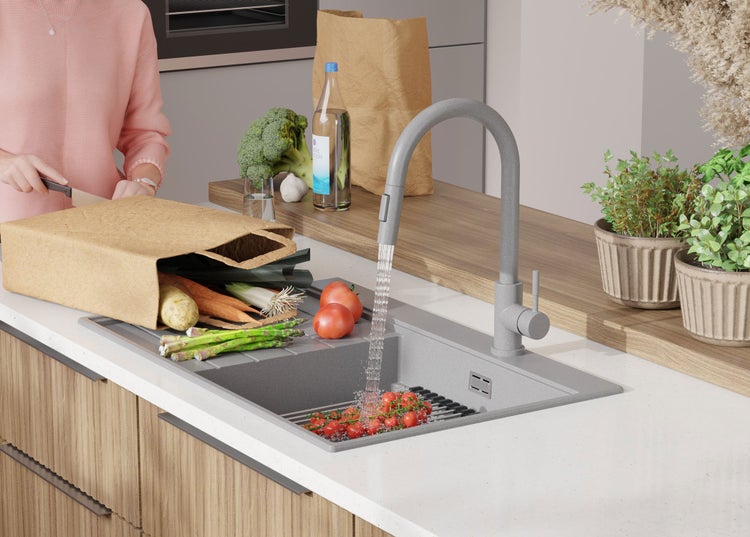 Küchenspüle mit Gemüse und Armatur in einer modernen Küche