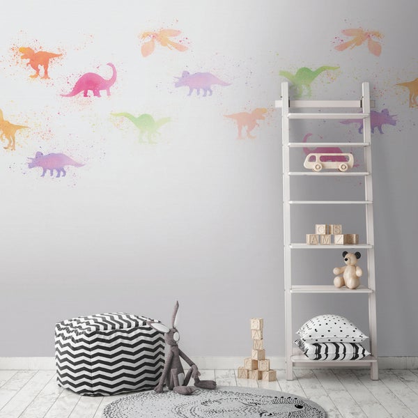 Helles Kinderzimmer mit Dinosaurier Wandtattoo im Aquarell Stil, Holz Leiterregal, gemustertem Sitzsack und Holzboden.