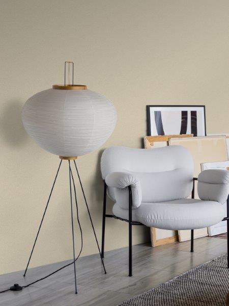 Wandgestaltung mit geometrischer Tapete in einem Wohnraum