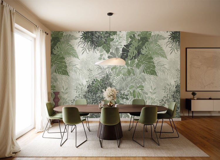 Esszimmer mit Esstisch, Stühlen und Wandtapete mit Pflanzenmotiven