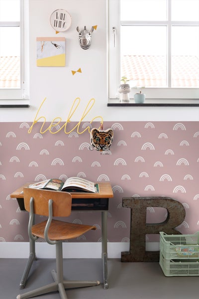 Kinderzimmer mit Schreibtisch, Stuhl und Wanddekoration mit Regenbogenmuster