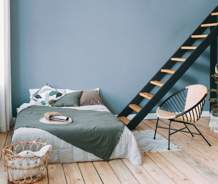 Schneebedeckter Tannenkranz für die Weihnachtsdekoration