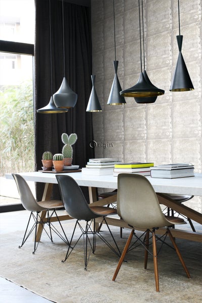 Esszimmer mit Esstisch, Stühlen und Pendelleuchten in modernem Design.