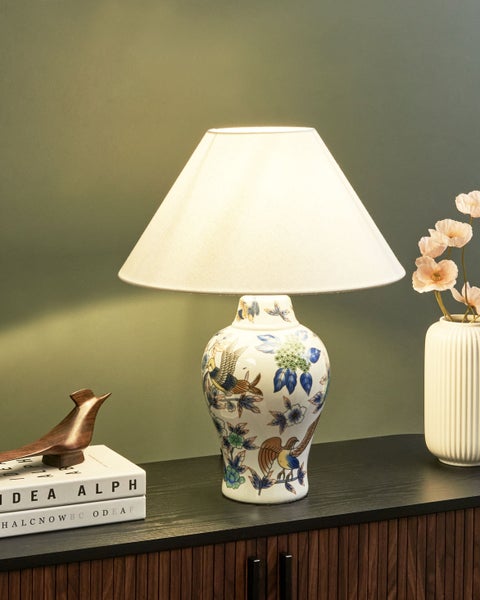 Tischleuchte mit Stoffschirm und floralem Muster auf Keramikfuß