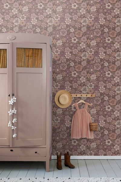 Kinderzimmer mit Bett, Betthimmel, gemusterter Tapete und dekorativen Elementen