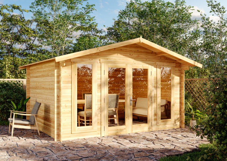 Gartenhaus aus Holz mit Satteldach, Doppeltür und großen Fenstern auf einer Steinterrasse in einem hellen, weitläufigen Garten mit Bäumen.