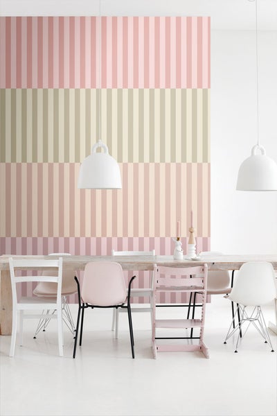 Esszimmer mit gestreifter Tapete, Holztisch und Stühlen
