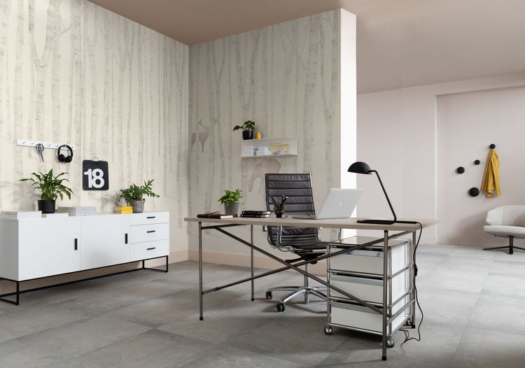 Einrichtung eines modernen Arbeitszimmers mit Schreibtisch, Bürostuhl, Kommode und Dekorationsartikeln.