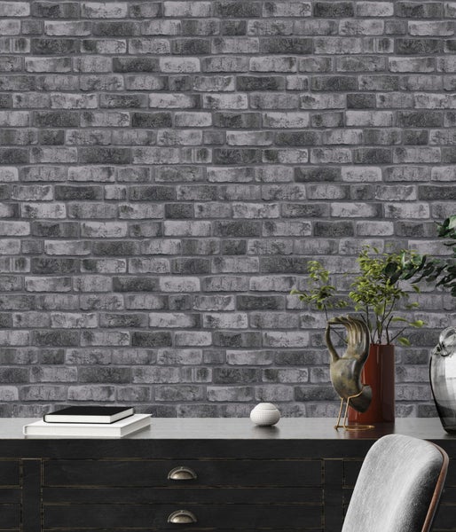 Nahaufnahme einer Wand mit Backsteintapete, die eine industrielle und strukturierte Optik erzeugt