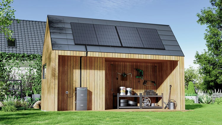 Modernes Gartenhaus aus Holz mit Photovoltaikanlage auf dem Dach, Zendure Solarspeicher an der Wand und aufgeräumter Werkstatt im Inneren.