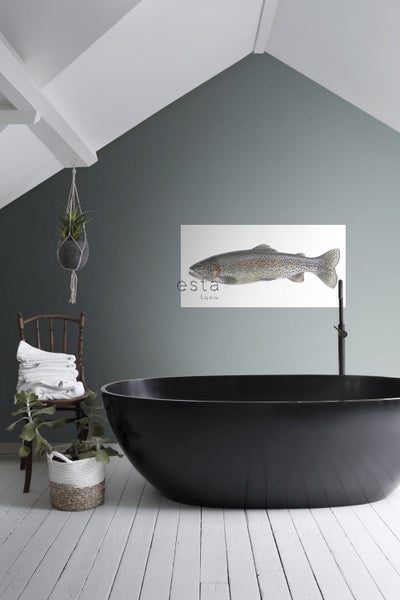 Badezimmer mit freistehender Badewanne, Stuhl mit Handtüchern, Pflanze und Poster