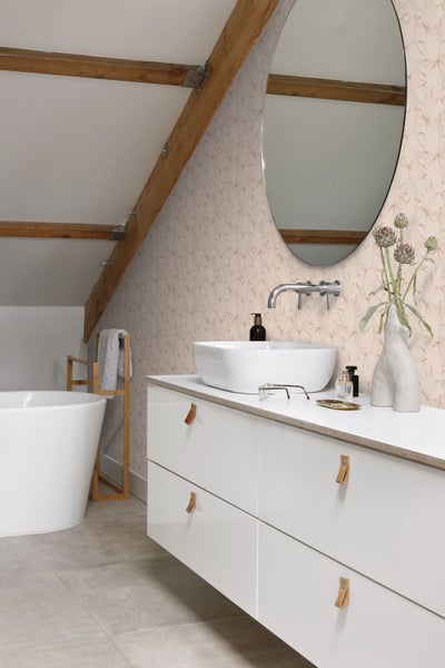 Badezimmer mit Waschbecken, Spiegel und Kommode unter einer Dachschräge