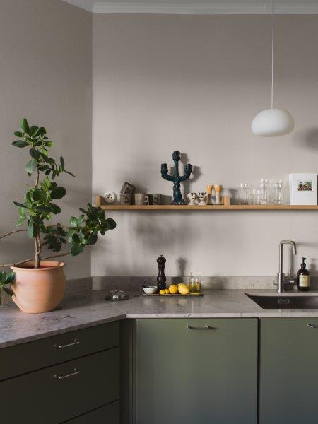 Ansicht eines hellen Flurs mit Bücherregal, Tür, Kleidung, Lampe und Tisch